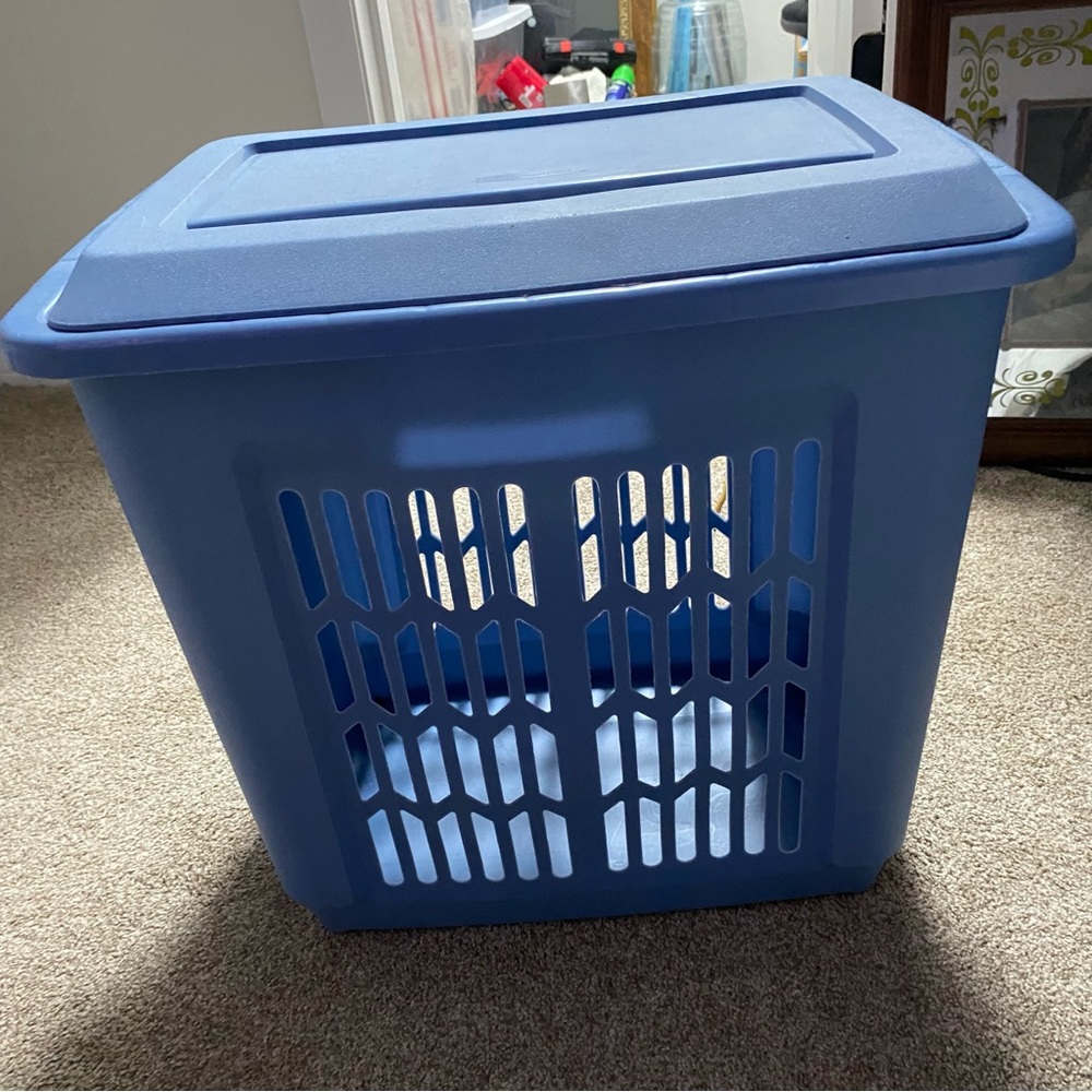 Rubbermaid Hamper